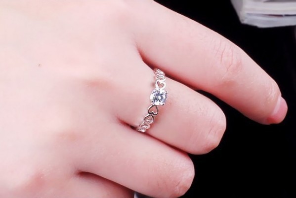 Ring "Hearts" med en Cubic Zirconia samt  i 925 Sterling Silverplätering - 8