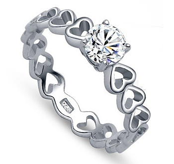 Ring "Hearts" med en Cubic Zirconia samt  i 925 Sterling Silverplätering