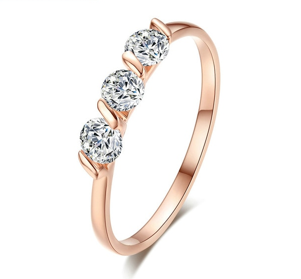 Ring med tre Cubic Zirconia och 18K Roséguldplätering
