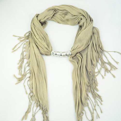Bomullsscarf i moderiktig modell med "hänge" -Camel - 3