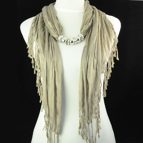 Bomullsscarf i moderiktig modell med "hänge" -Camel - 2