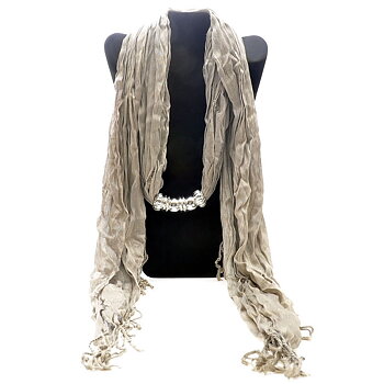 Bomullsscarf i moderiktig modell med "hänge" -Camel