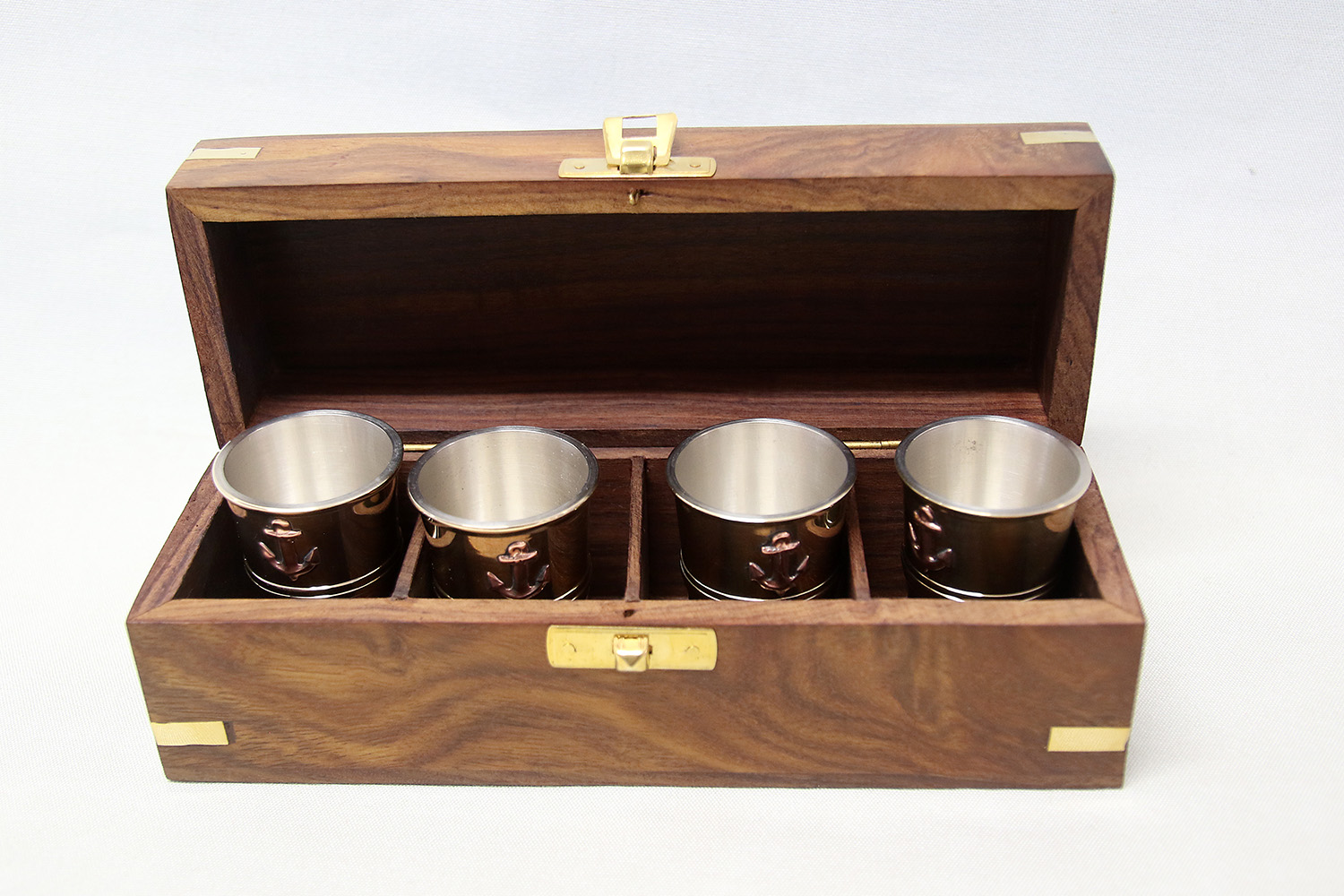 Kaptensbar in wooden box with 4 snap glass.