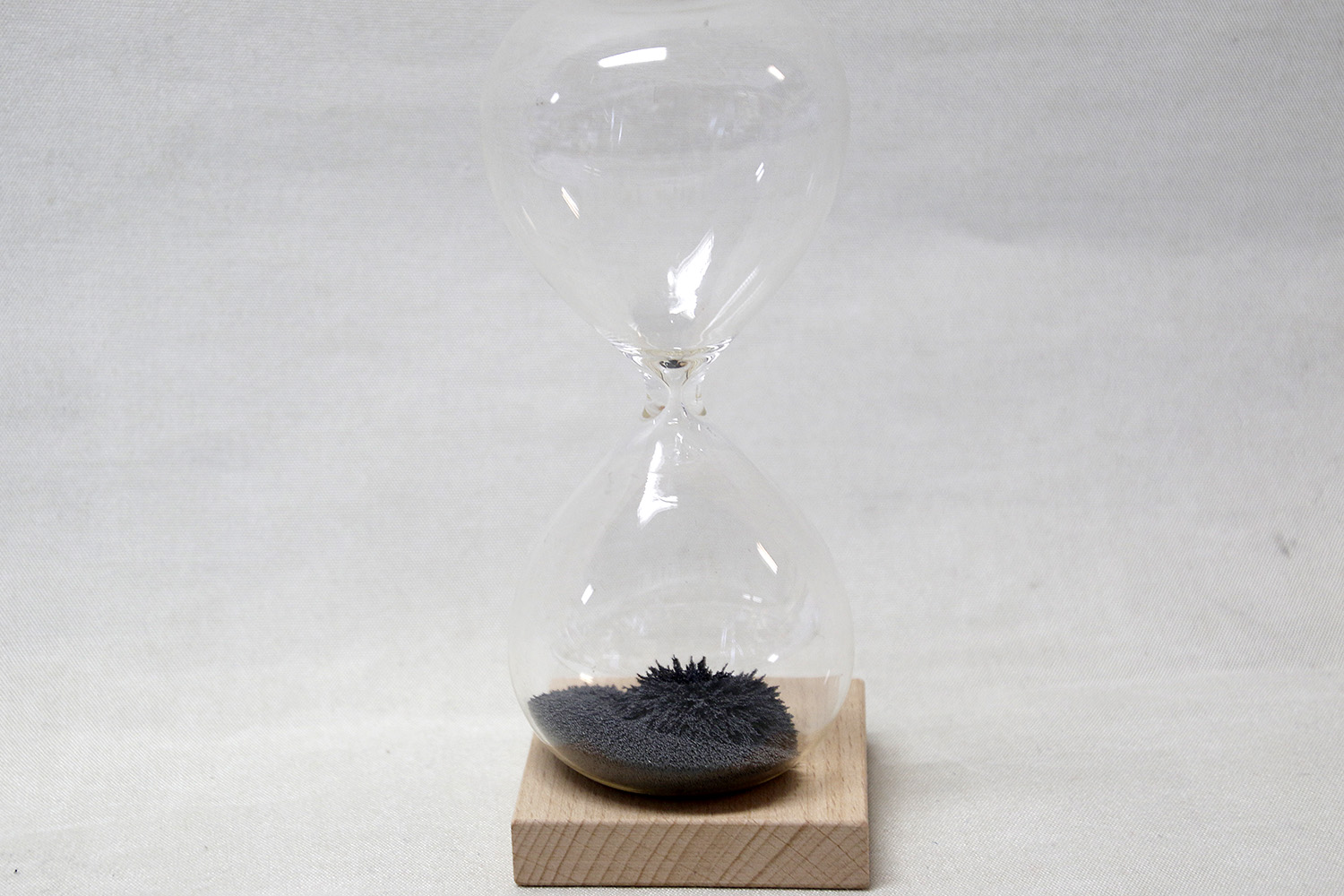 Magnetic Hourglass 17x7x7 cm