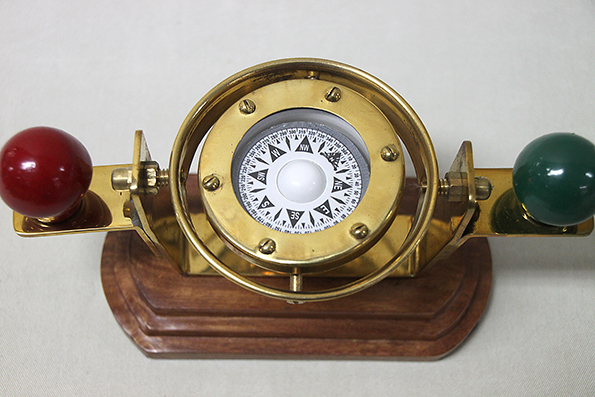 Compass on wooden plate 9x20 cm - 3