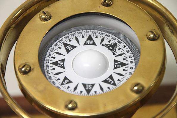 Compass on wooden plate 9x20 cm - 2