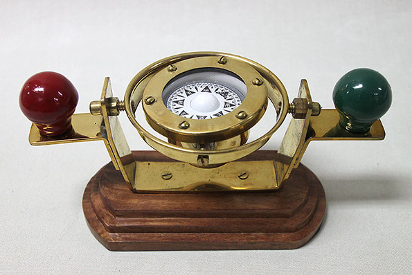 Compass on wooden plate 9x20 cm