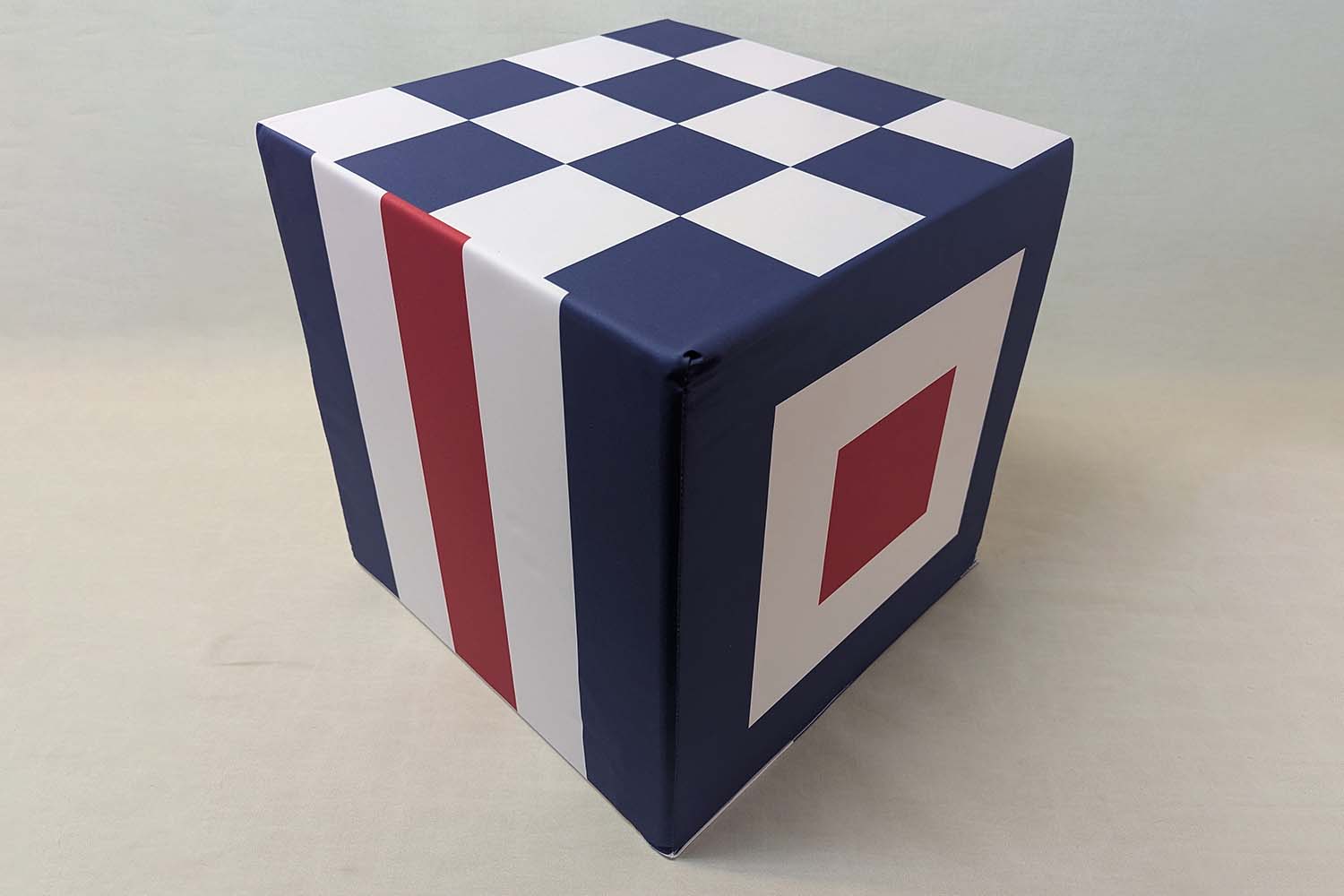 När du behöver vila!  Sittpuff med signalflaggor.