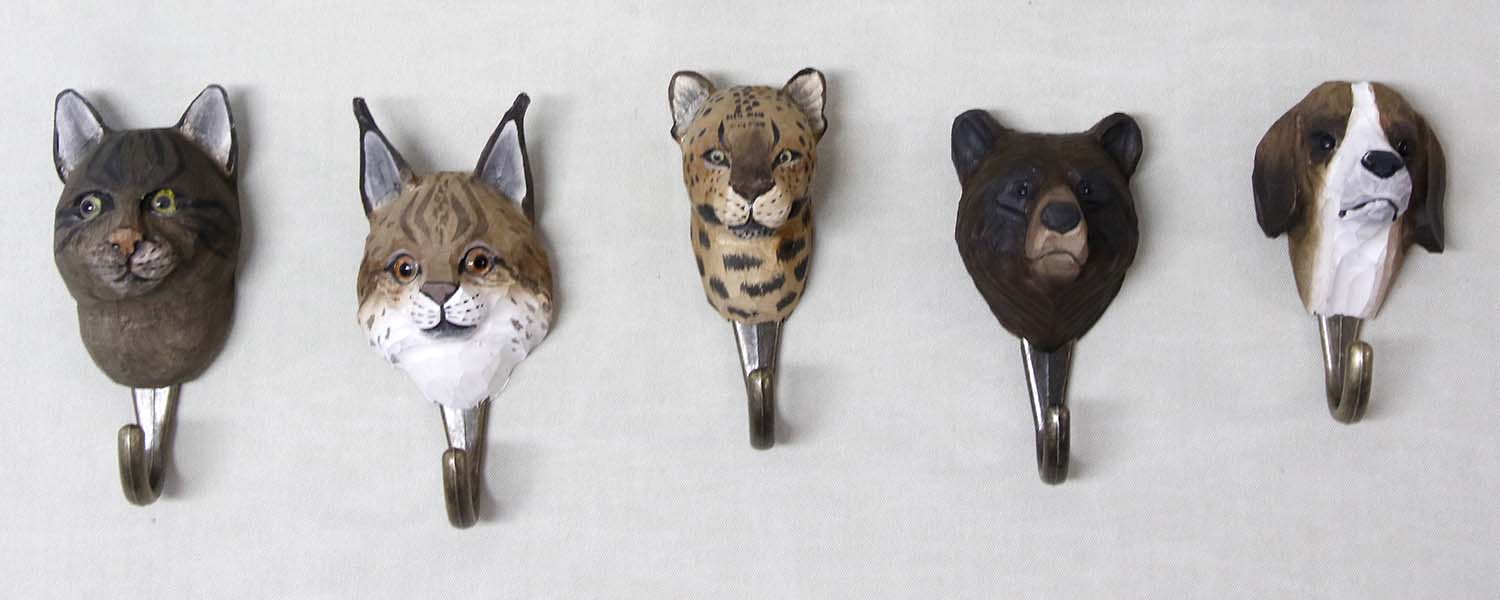 Krokar med Djur  Hand snidade av trä.