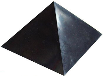 Shungite polerad pyramid 50 mm x 50 mm
