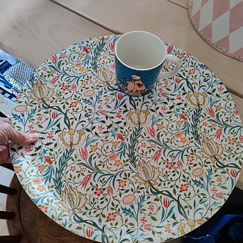 Flora rund bricka från Åry Home