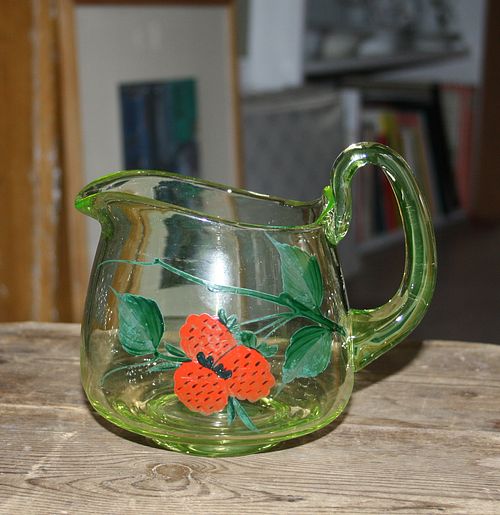 Kanna i ljusgrön glasmassa