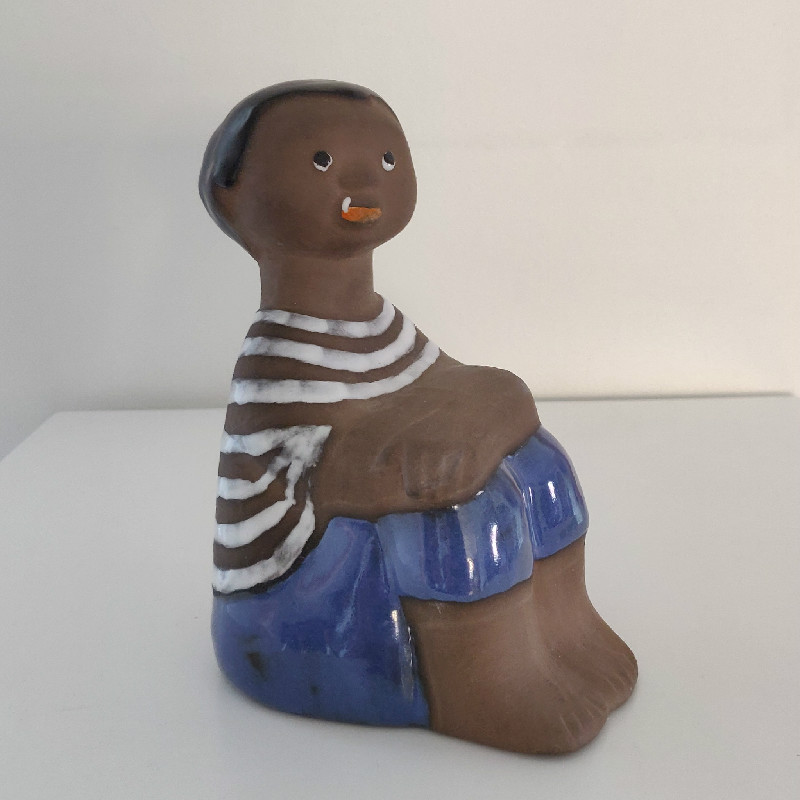 Sittande pojke figur från Upsala Ekeby