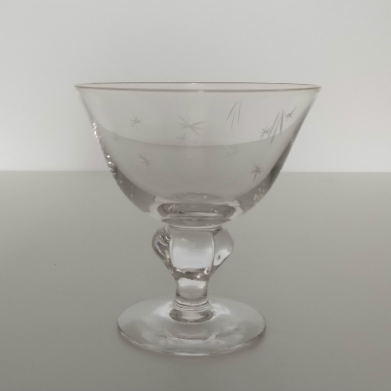 Madeiraglas med stjärnslipad dekor