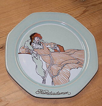Höganäs - Keramik -  Väggtallrik - Kameliadamen