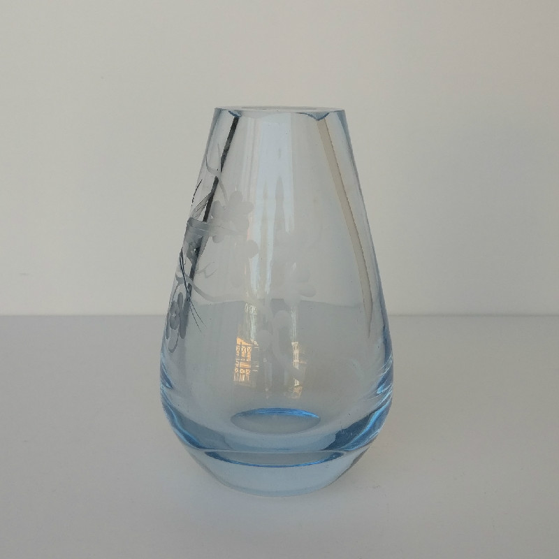 Vas i blåtonat glas