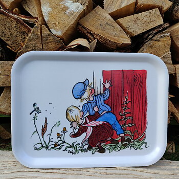 Emil och Ida kikar fram bricka från Opto Design