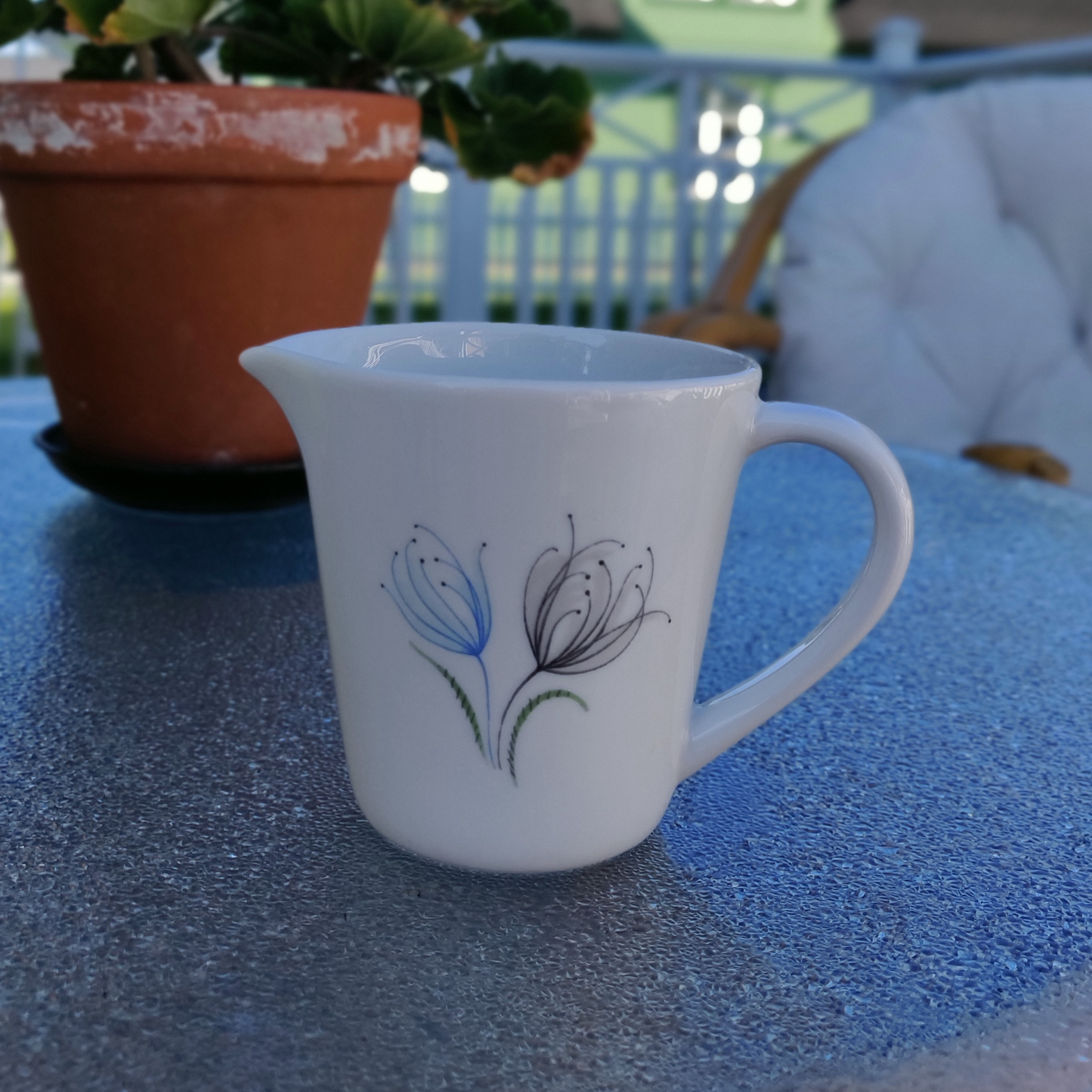 Gräddsnäcka vit med blomdekor från Rörstrand 