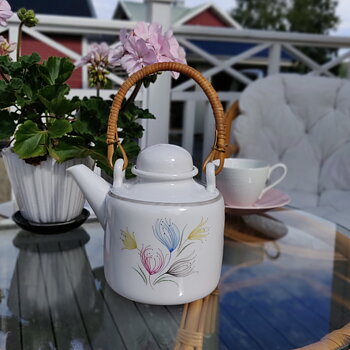 Tekanna vit med blomdekor från Rörstrand 