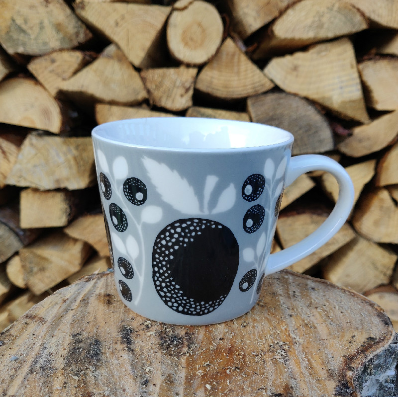 Plum grå/vit mugg från Littlephant