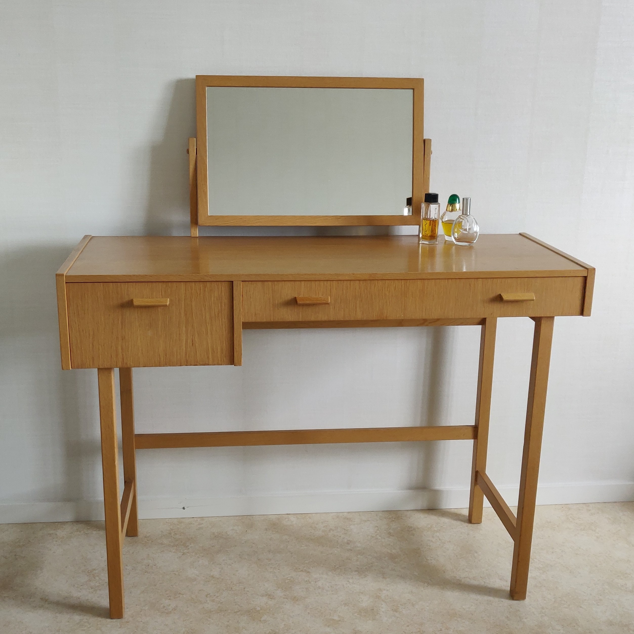 Möbler Retro | Köp Sminkbord i Ek Här | antikomodärn.se Möbler Retro | Köp Sminkbord i Ek Här | antikomodärn.se