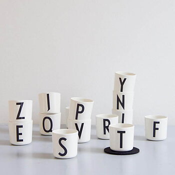bokstavsmugg i melamin från Design Letters 