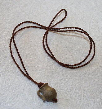 Halsband med lerkrus