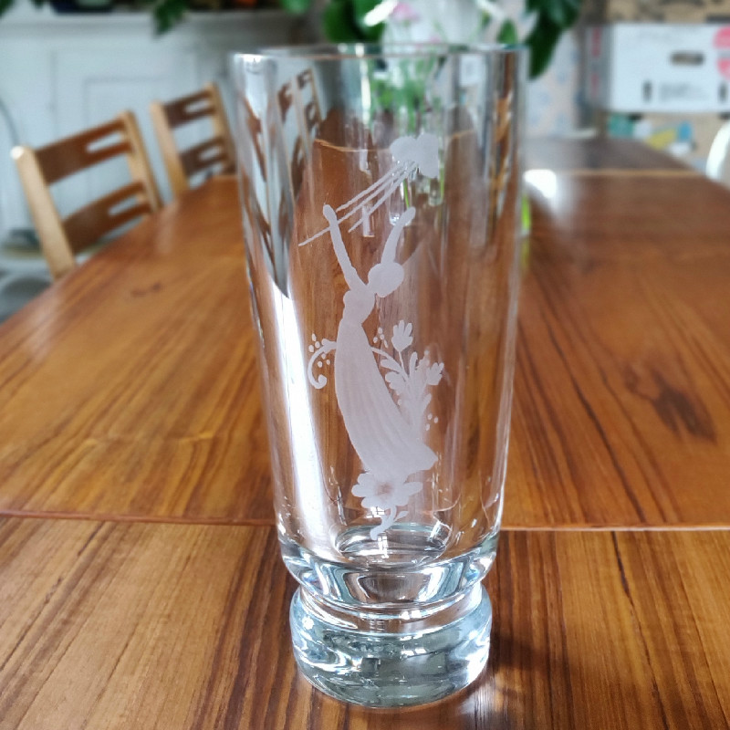 Vas med kvinnofigur