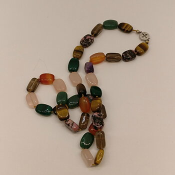Collier med blandade stenar