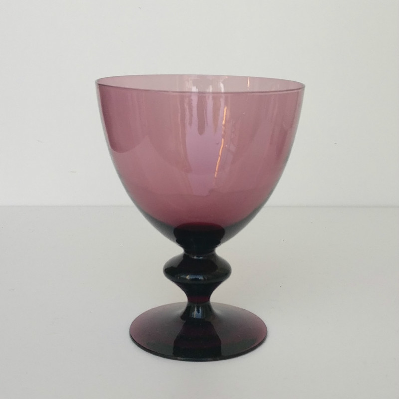 Rödbetslila glas på fot