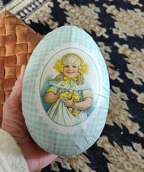 Påskägg flicka med kycklingar 15 cm