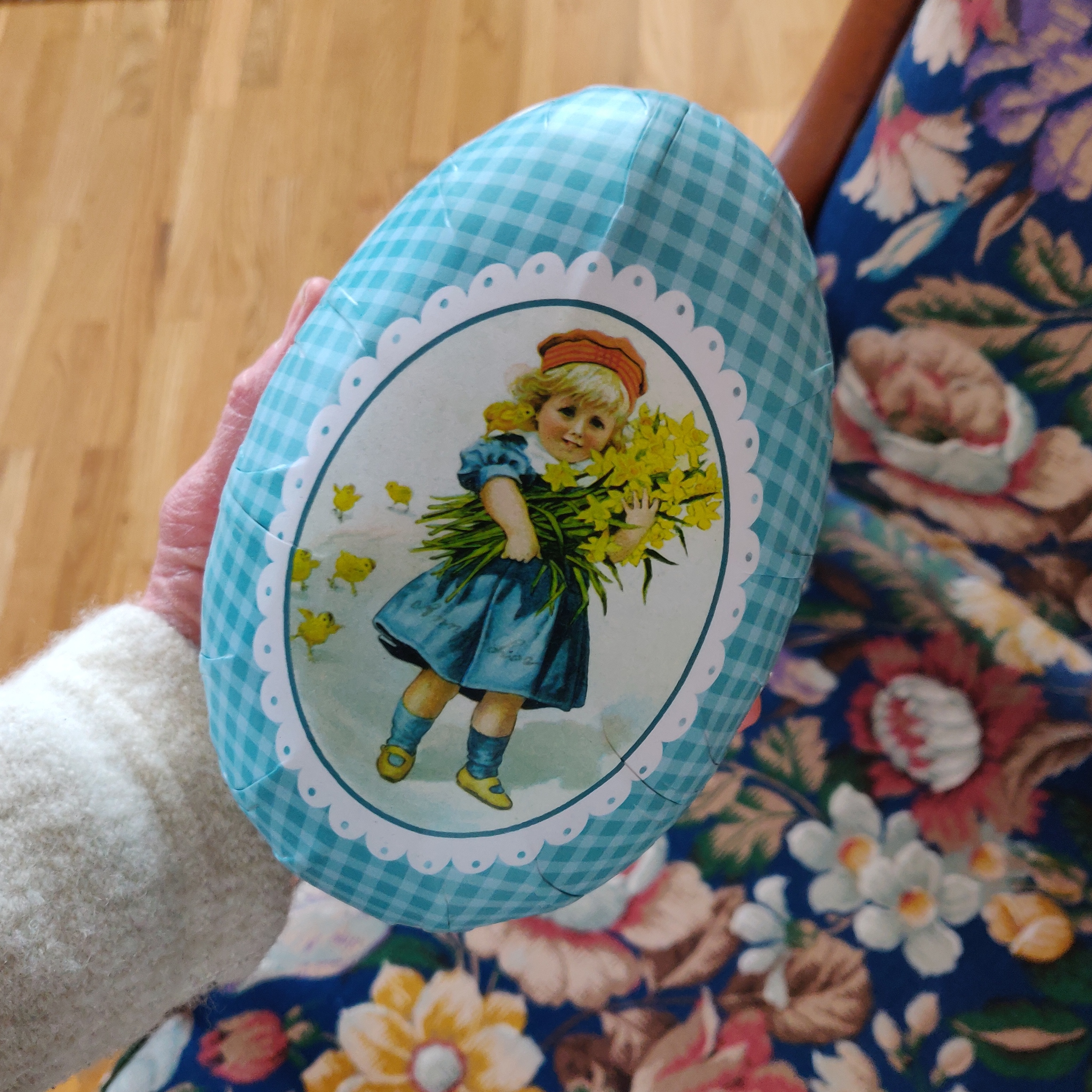 Påskägg flicka med påskliljor15 cm