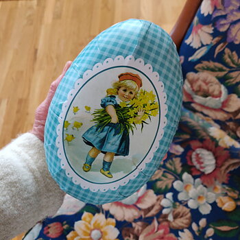 Påskägg flicka med påskliljor15 cm