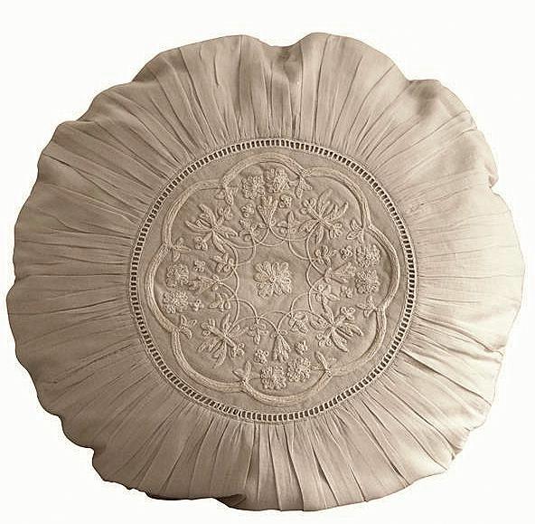 RUNT KUDDFODRAL MED BRODERIER - LINNEBEIGE