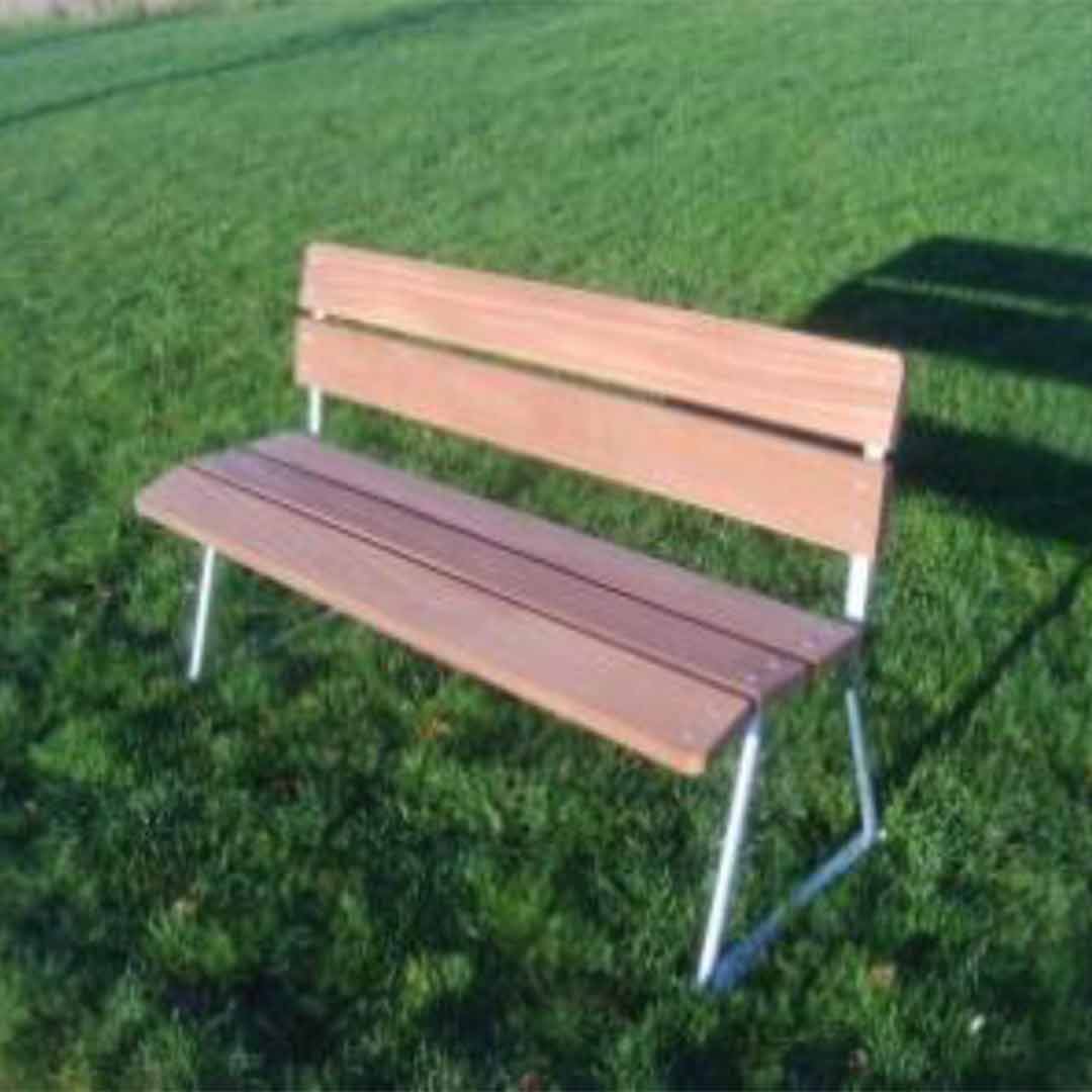 Plankbenk med rygg uten armlener