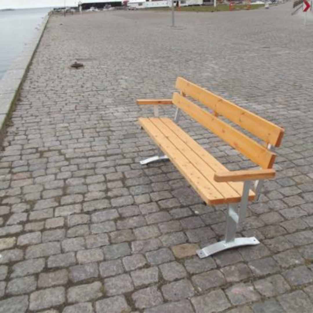 Bänk med rygg och armstöd