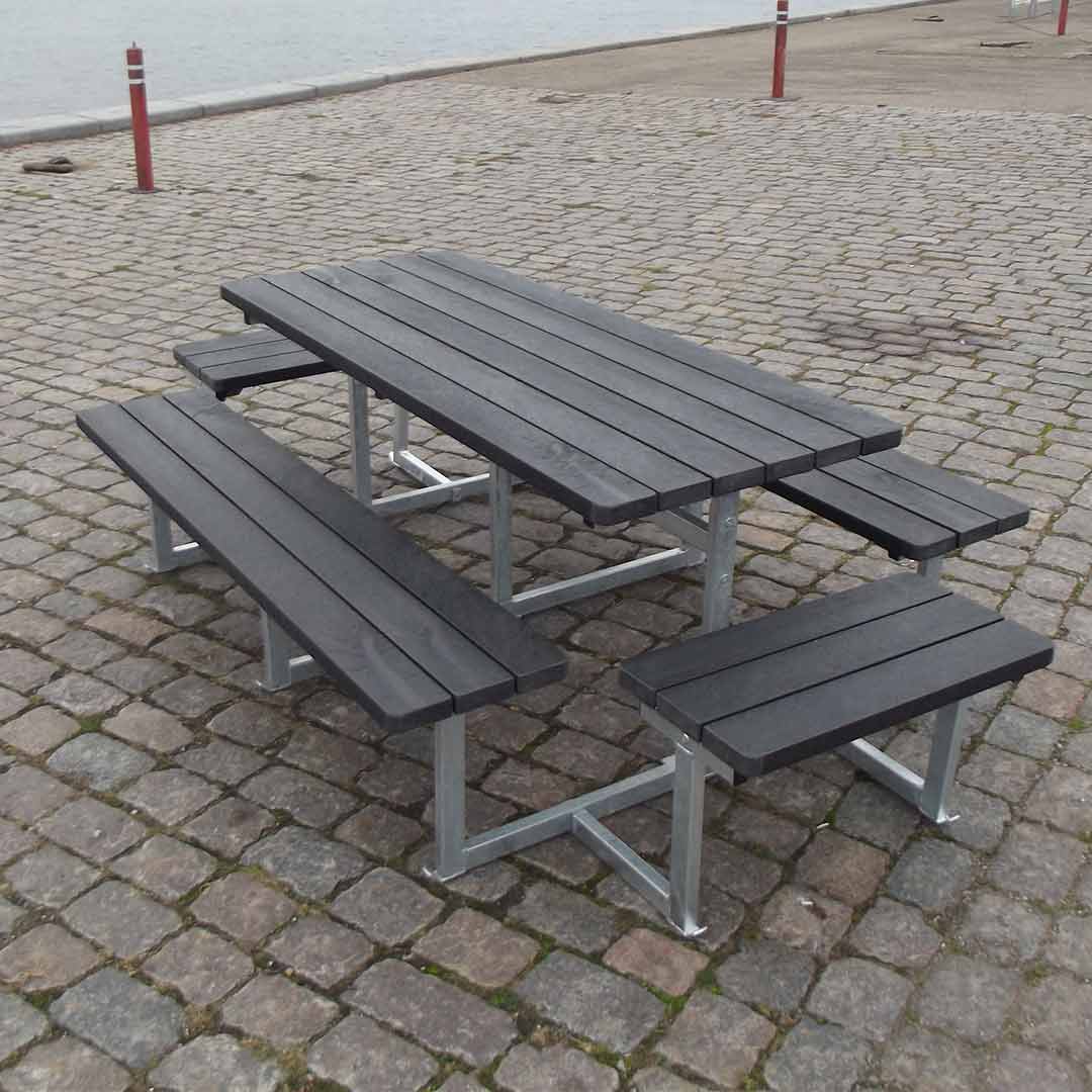 Bänk i återvunnen plast