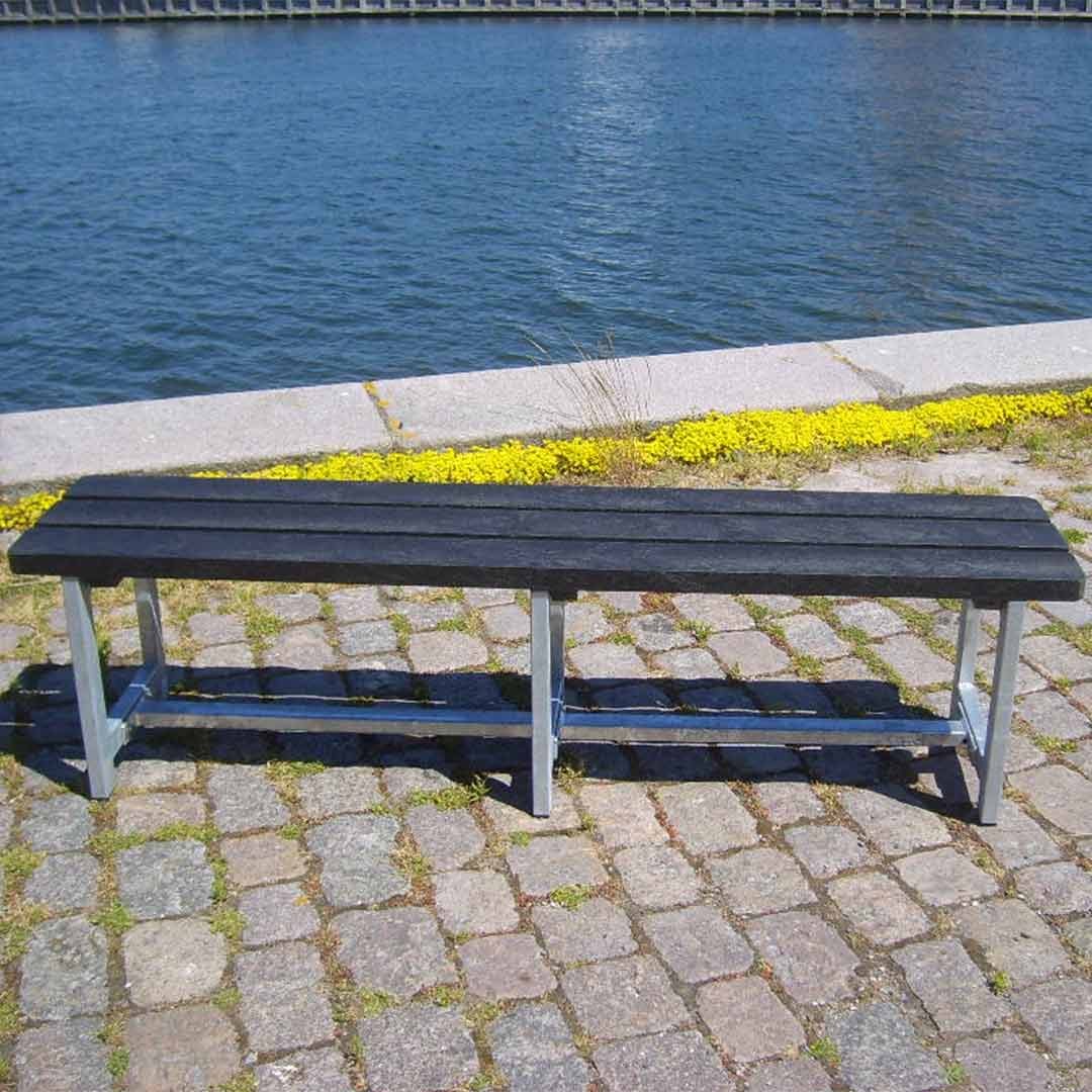 Bänk utan rygg i återvunnen plast