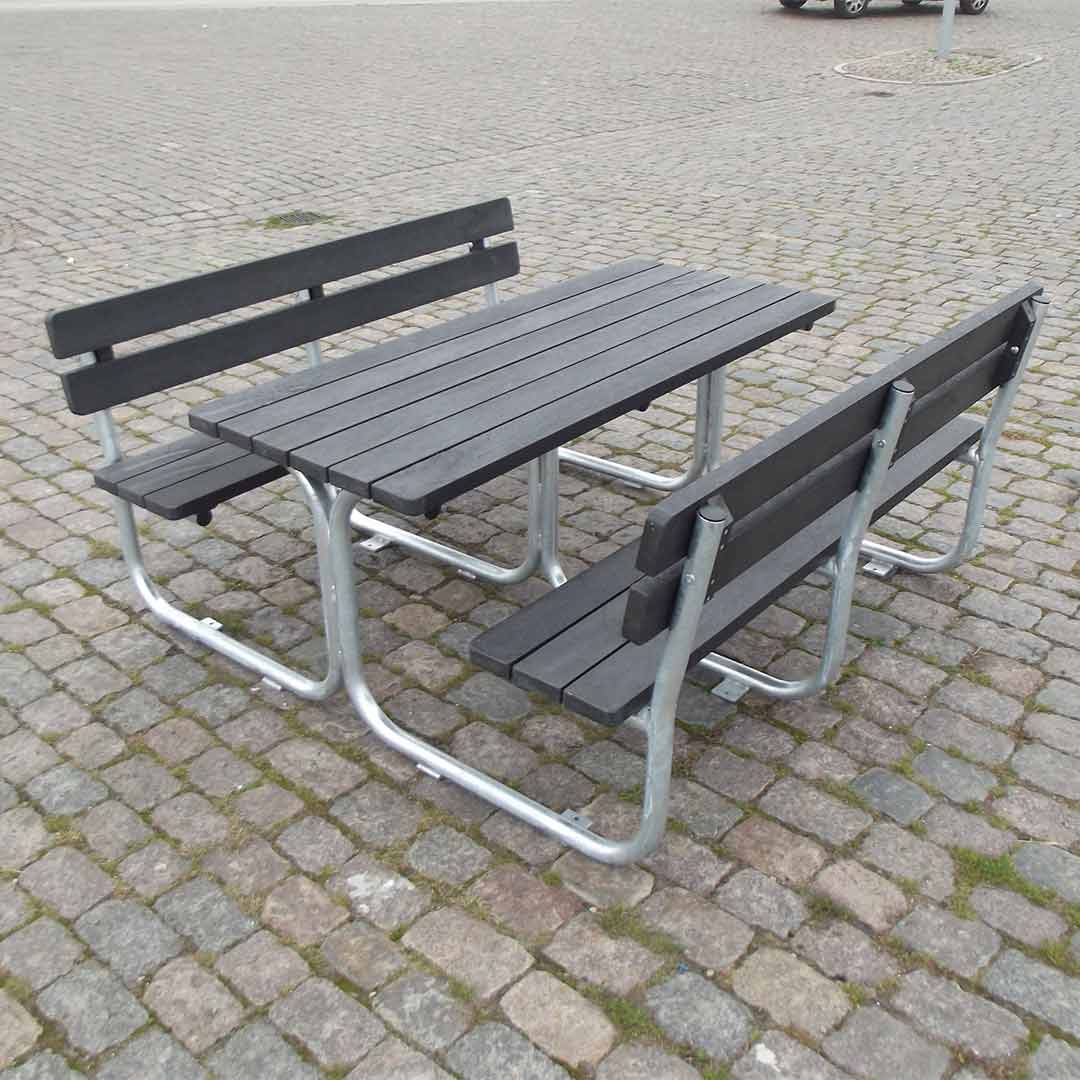 Bord och Bänkset i återvunnen plast