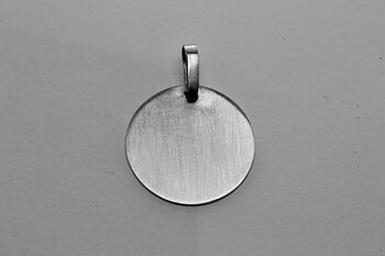 Gravyr bricka i silver med silver halsband Bredd: ca 22 mm