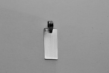 Gravyr bricka i silver med silver halsband Bredd * höjd : ca 10*19 mm