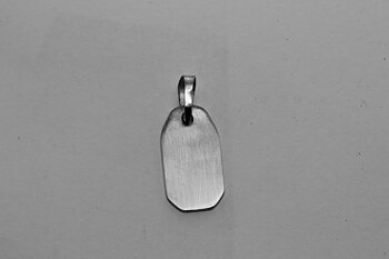 Gravyr bricka i silver med silver halsband Bredd* höjd : 9*18 mm
