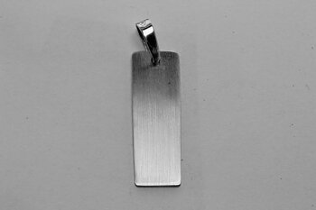 Gravyr bricka i silver med silver halsband Bredd* höjd : 10*28 mm