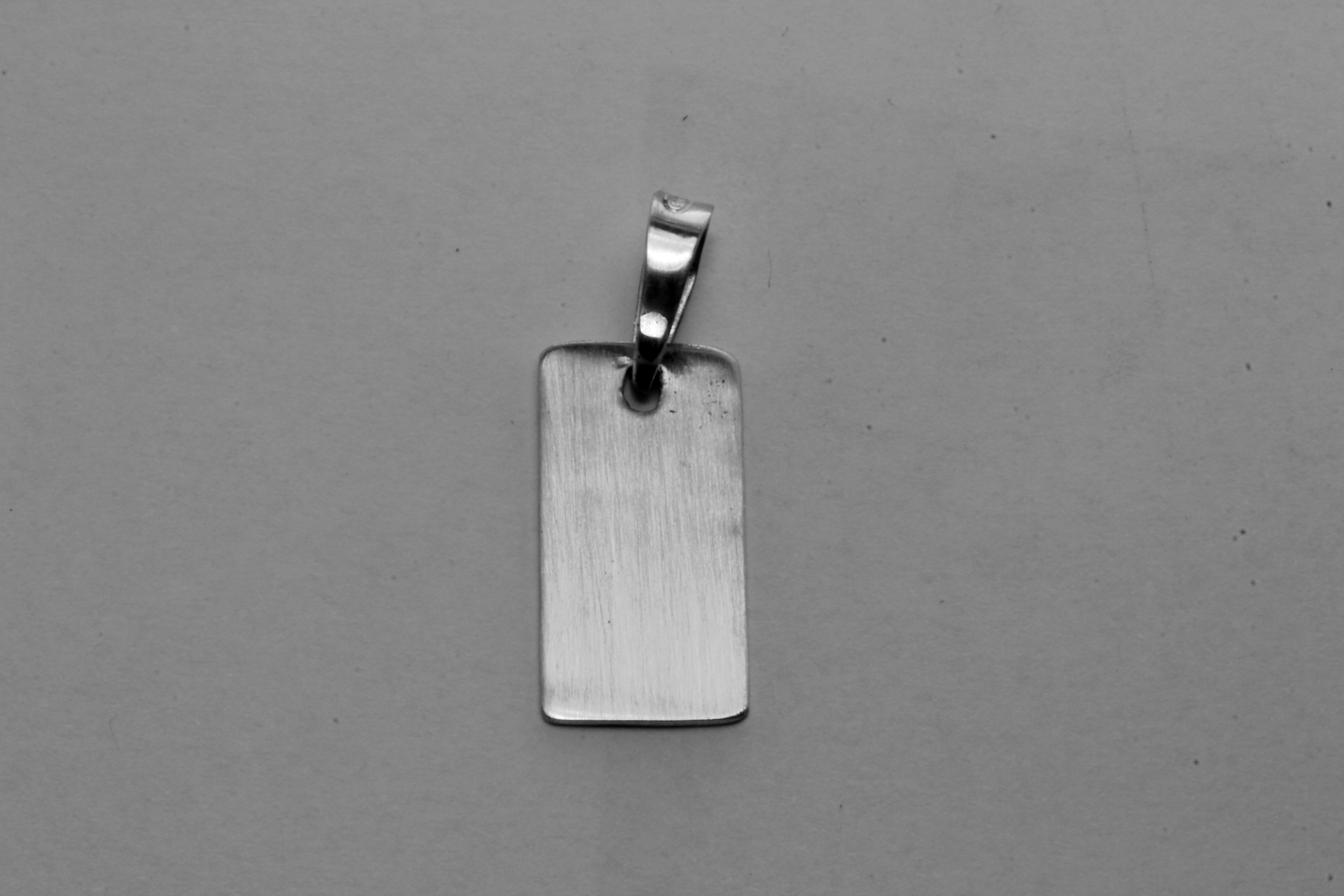 Gravyr bricka i silver med silver halsband Bredd* höjd : 10*28 mm - 5