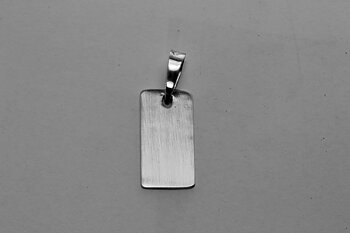 Gravyr bricka i silver med silver halsband