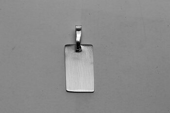 Gravyr bricka i silver med silver halsband Bredd* höjd : 11*19 mm