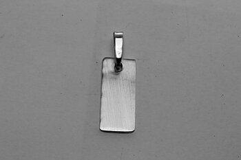 Gravyr bricka i silver med silver halsband Bredd* höjd : 8*19 mm