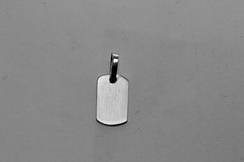 Gravyr bricka i silver med silver halsband Bredd* höjd : 8*13 mm