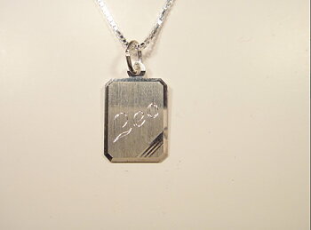 Gravyr bricka i silver med silver halsband Bredd* höjd : 8*13 mm