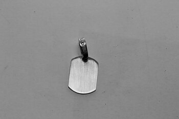 Gravyr bricka i silver med silver halsband Bredd* höjd : 10*14 mm